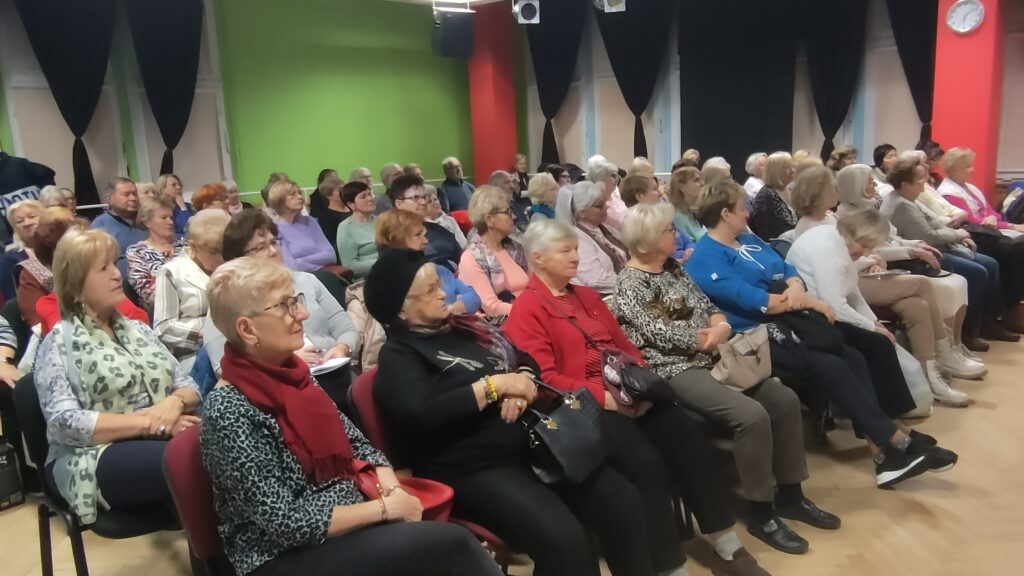 zdjęcie przedstawia seniorów słuchających wykładu