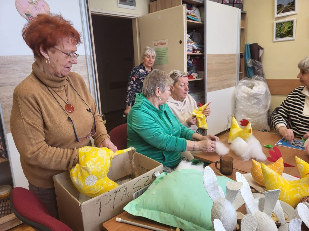 z okazji Świąt Wielkanocnych seniorzy wykonują prezenty dla dzieci leżących w szpitalach 