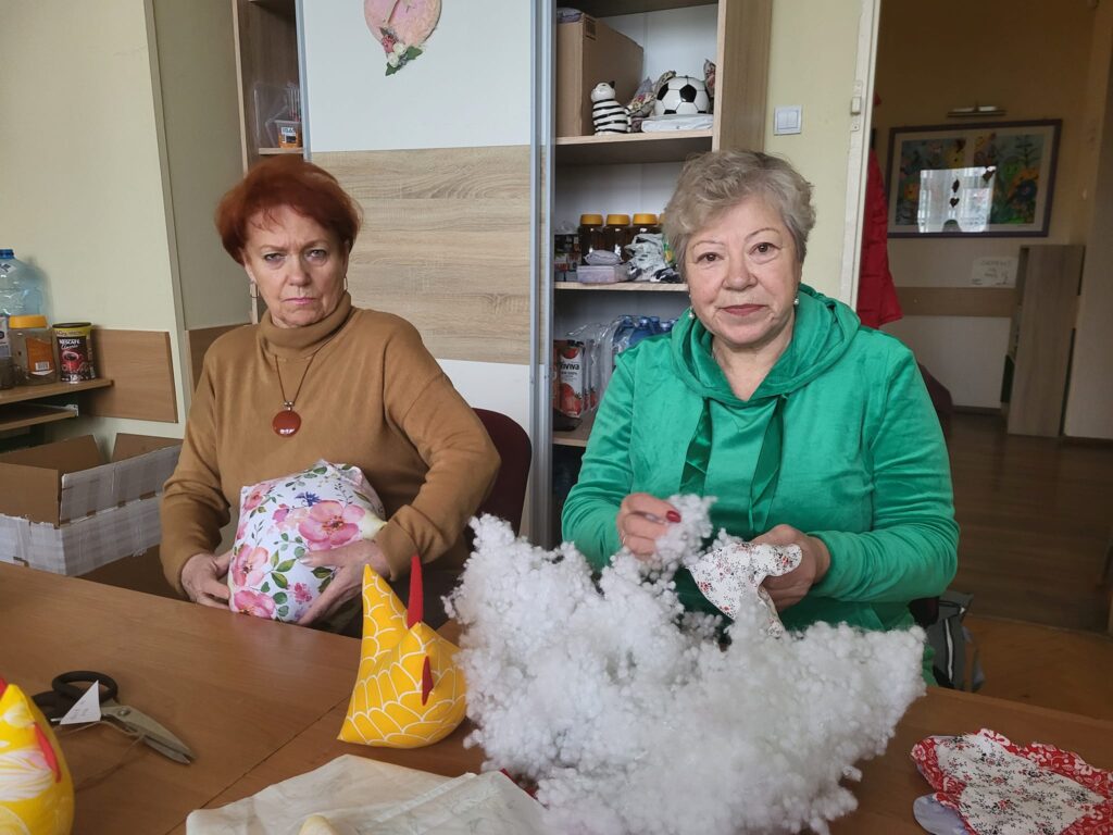 z okazji Świąt Wielkanocnych seniorzy wykonują prezenty dla dzieci leżących w szpitalach 