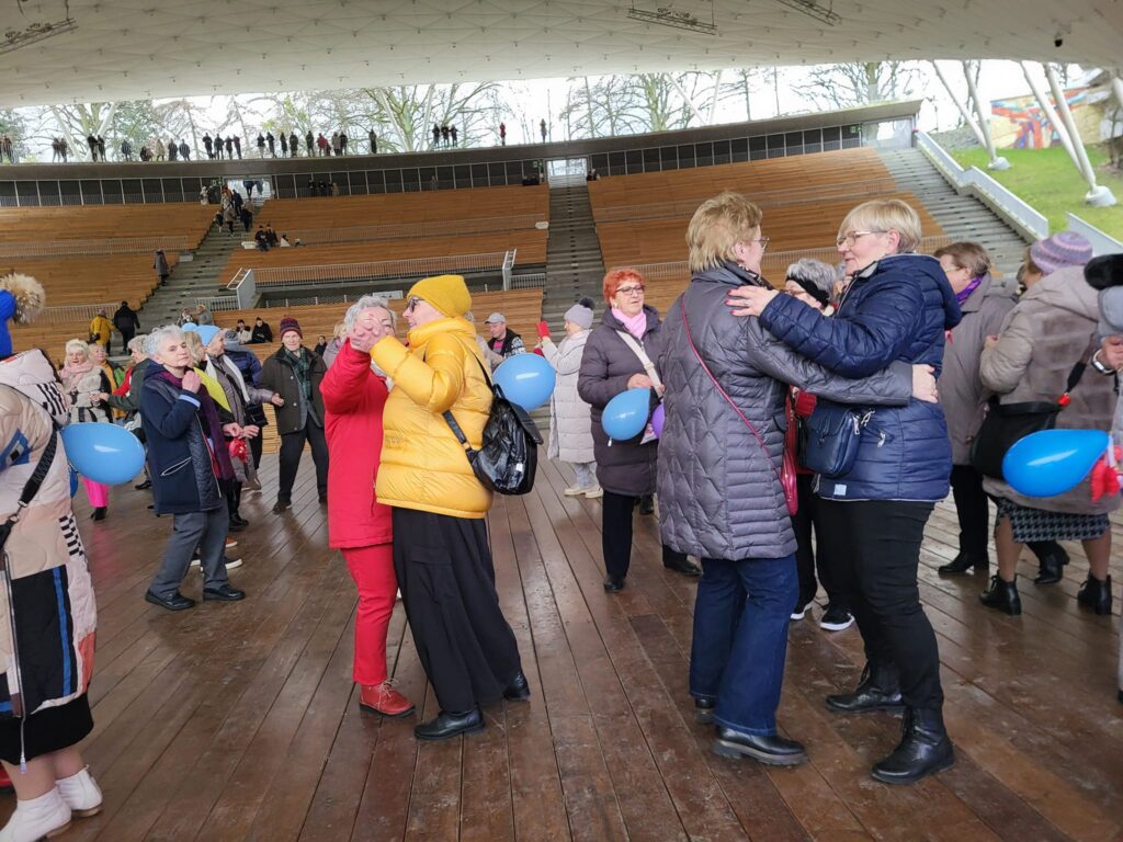 seniorzy tańczą