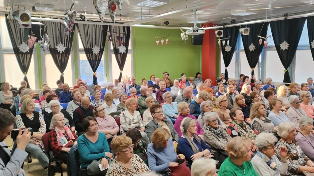 liczna publiczność seniorów podczas wykładu 