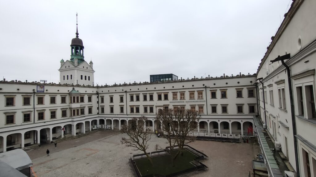 Zdjęcie przedstawia dziedziniec Zamku Książąt Pomorskich