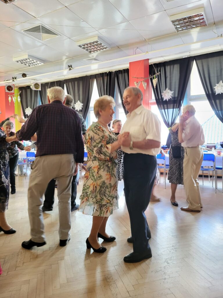 seniorzy na zabawie tanecznej