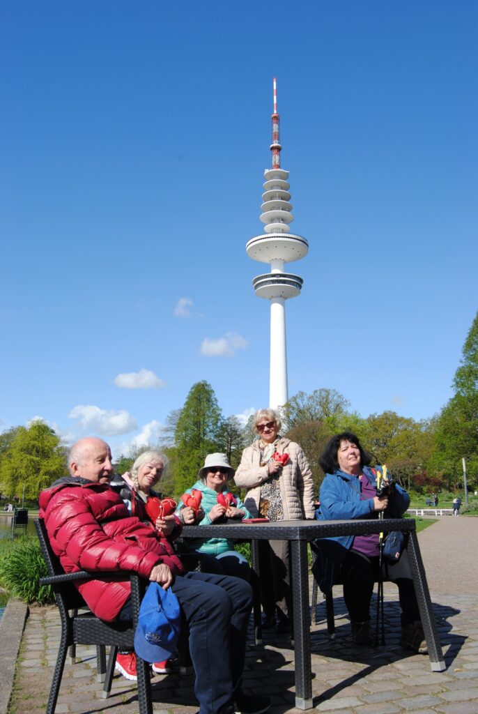 seniorzy zwiedzają Hamburg