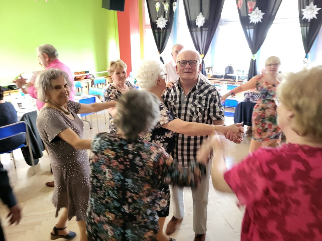 seniorzy na zabawie tanecznej
