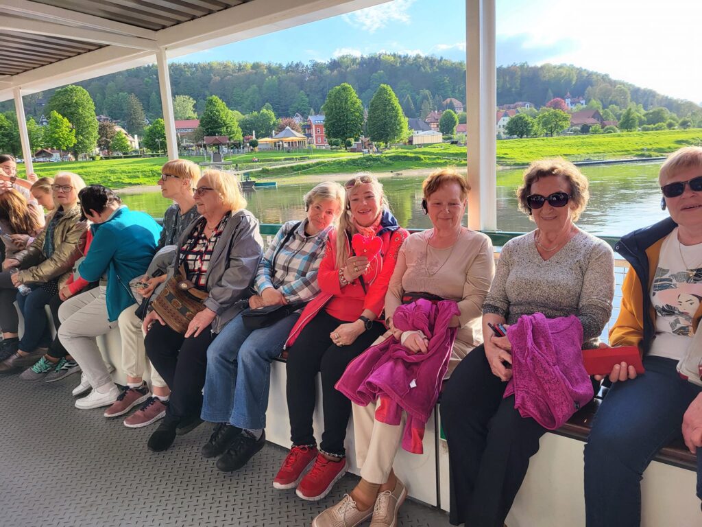 seniorzy na wycieczce autokarowej w Miśni i Saksonii