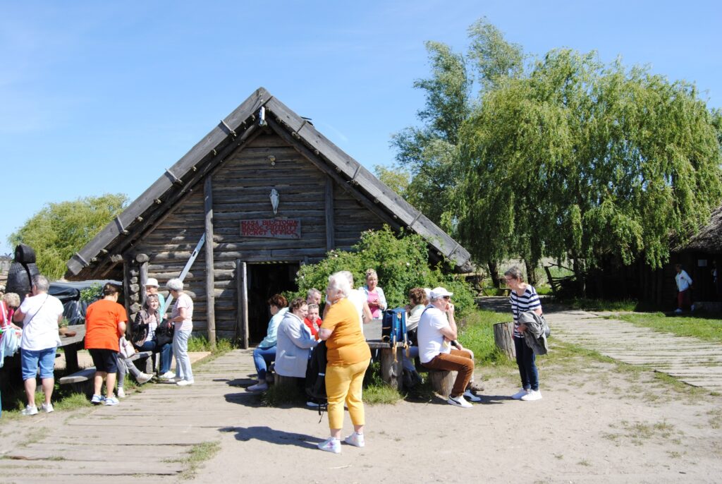 seniorzy na wycieczce autokarowej do Wolina