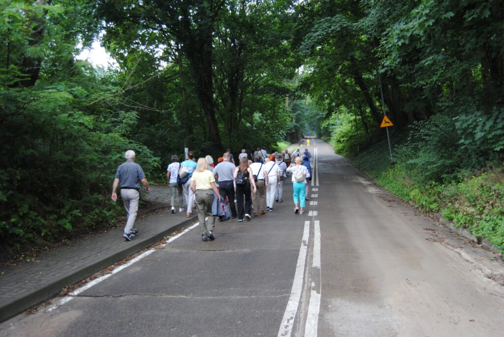 seniorzy na wycieczce geologicznej