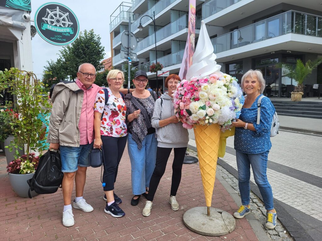 seniorzy na wycieczce autokarowej do Mrzeżyna i na Trzebiatowskie Święto Kaszy