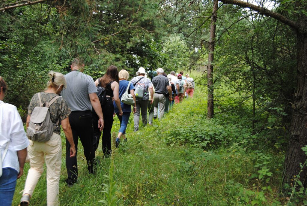 seniorzy na wycieczce geologicznej