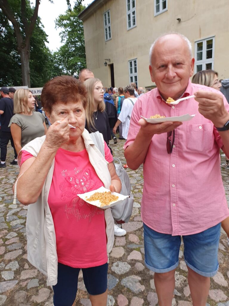 seniorzy na wycieczce autokarowej do Mrzeżyna i na Trzebiatowskie Święto Kaszy