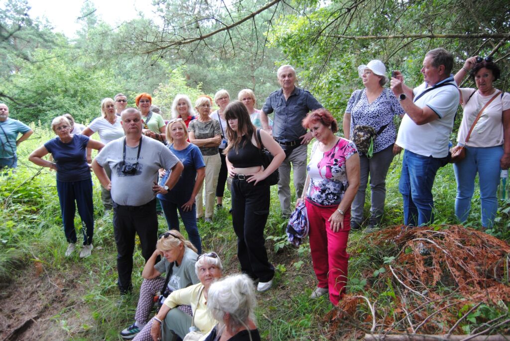 seniorzy na wycieczce geologicznej