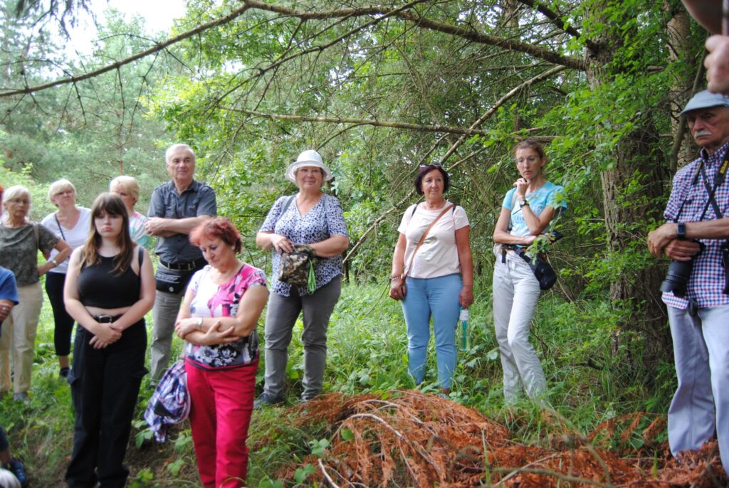 seniorzy na wycieczce geologicznej