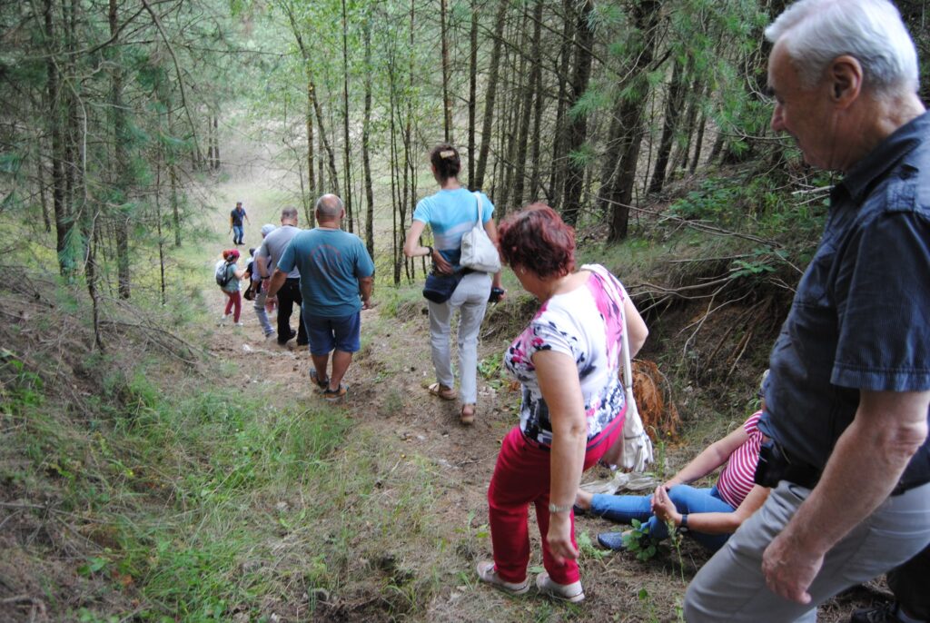 seniorzy na wycieczce geologicznej