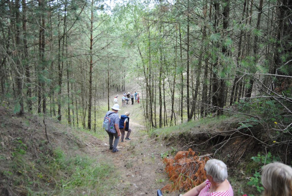 seniorzy na wycieczce geologicznej