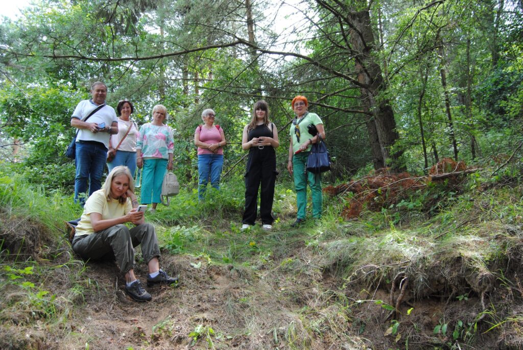 seniorzy na wycieczce geologicznej