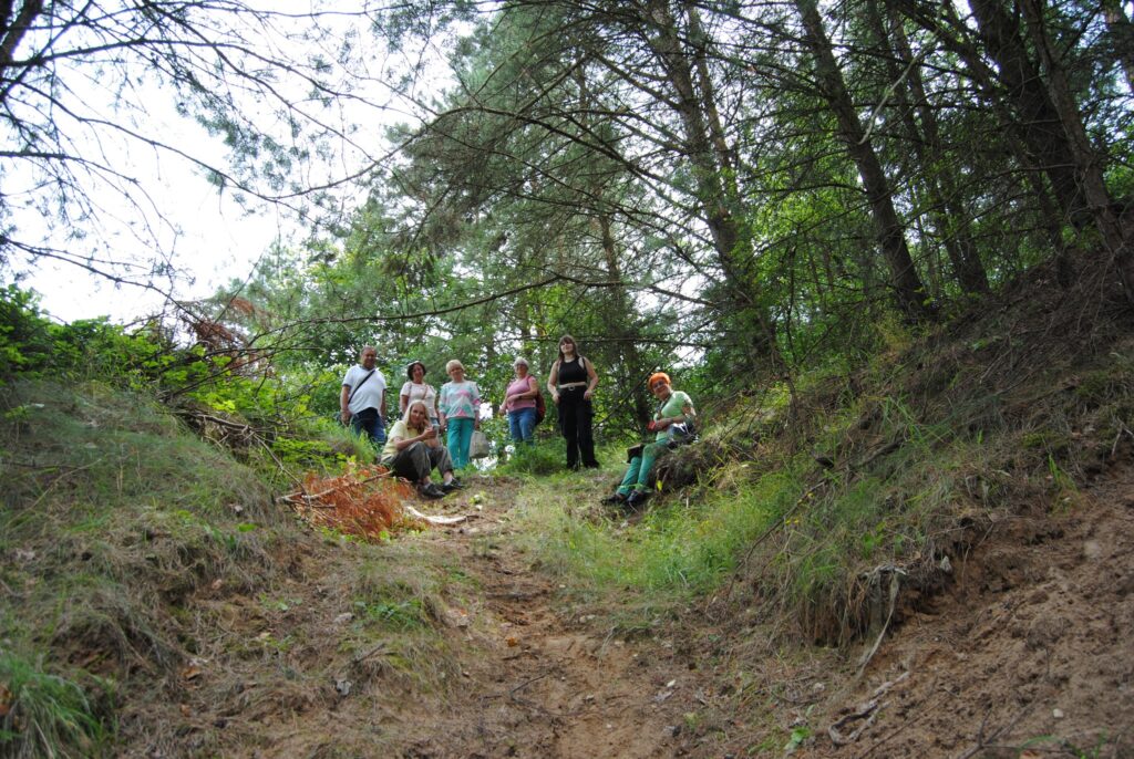 seniorzy na wycieczce geologicznej