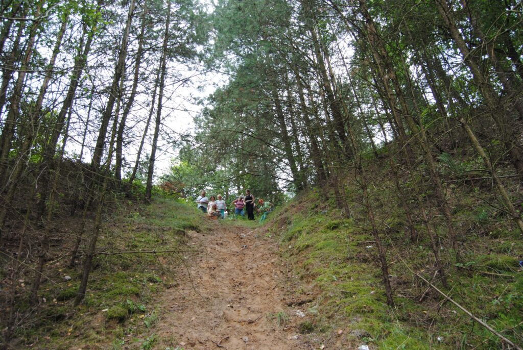 seniorzy na wycieczce geologicznej