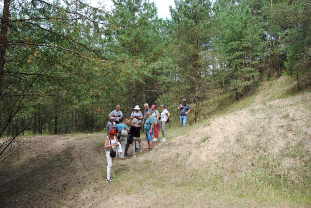 seniorzy na wycieczce geologicznej