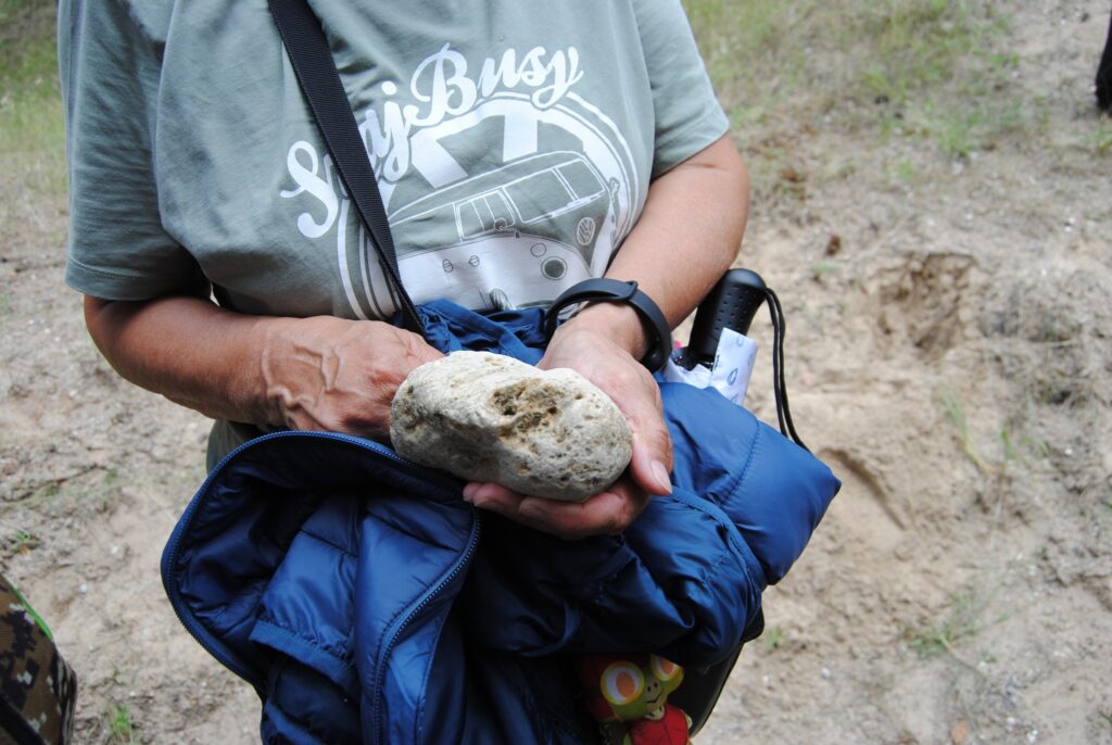 seniorzy na wycieczce geologicznej