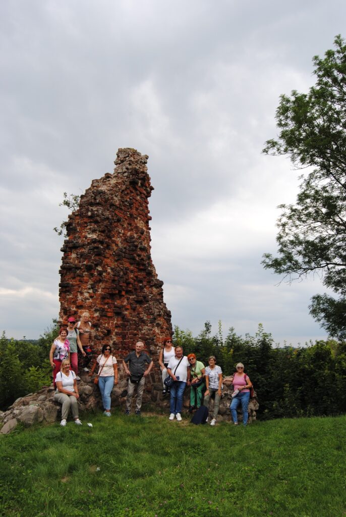 seniorzy na wycieczce geologicznej