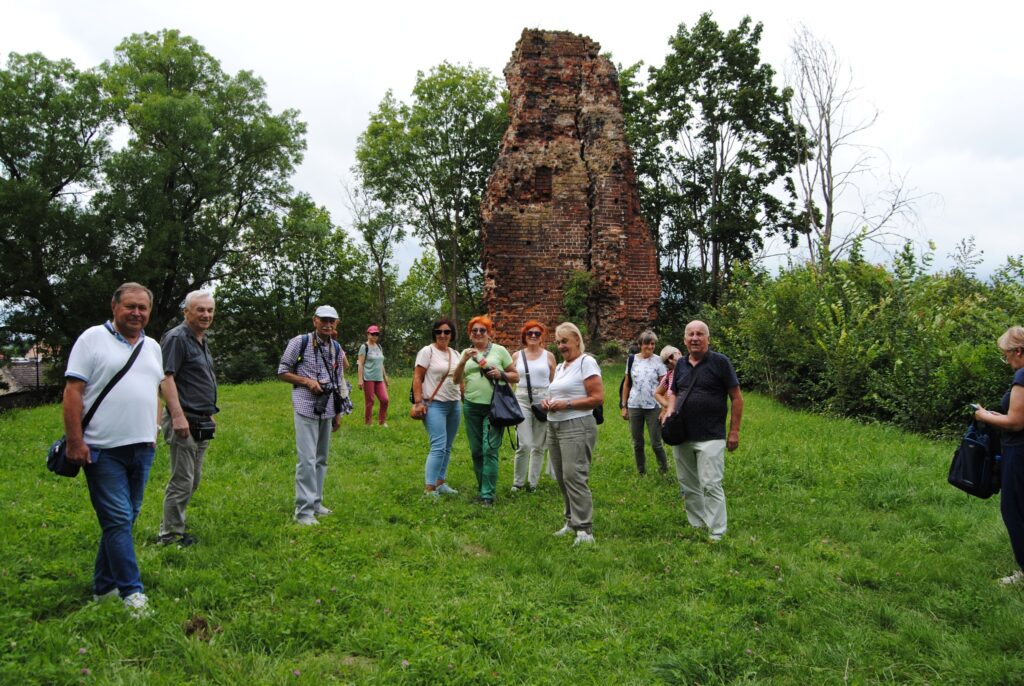 seniorzy na wycieczce geologicznej