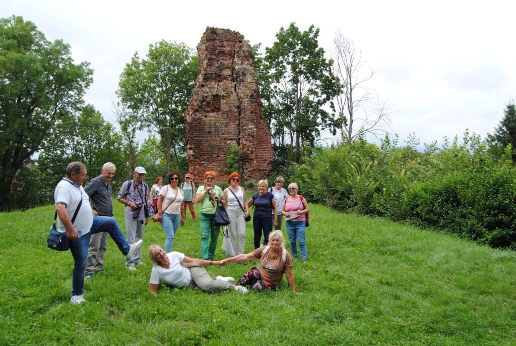 seniorzy na wycieczce geologicznej