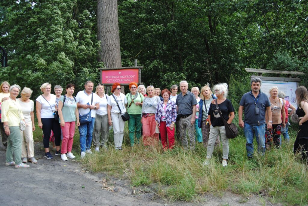 seniorzy na wycieczce geologicznej