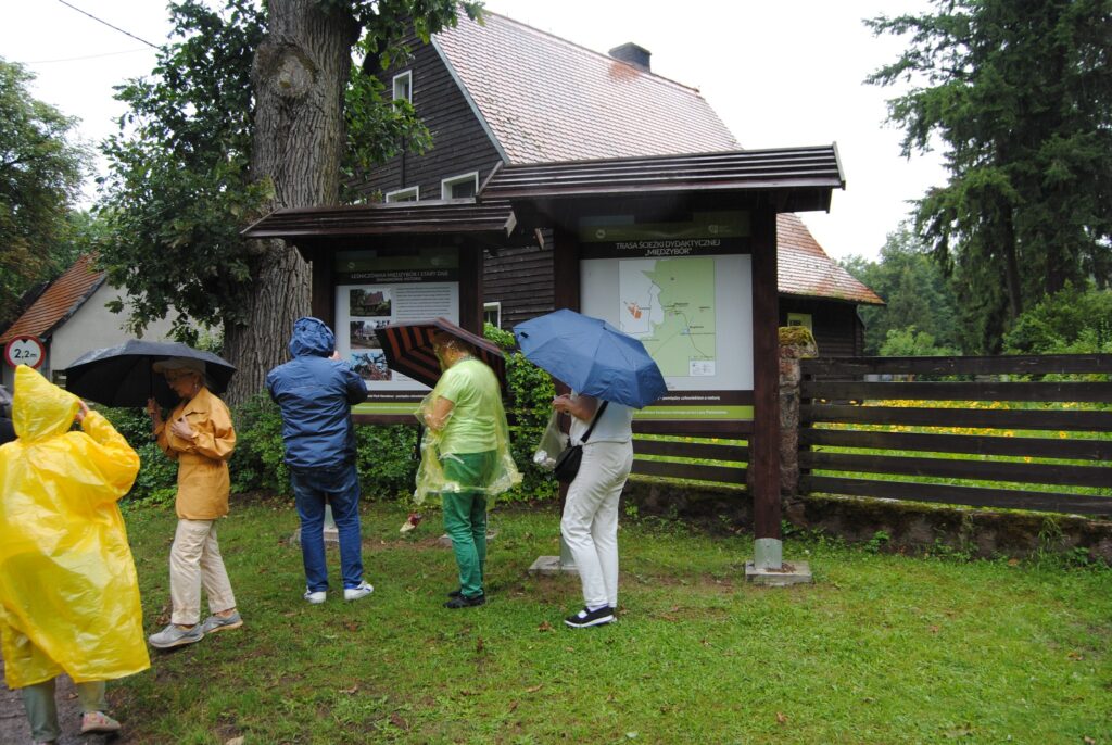 seniorzy na wycieczce geologicznej