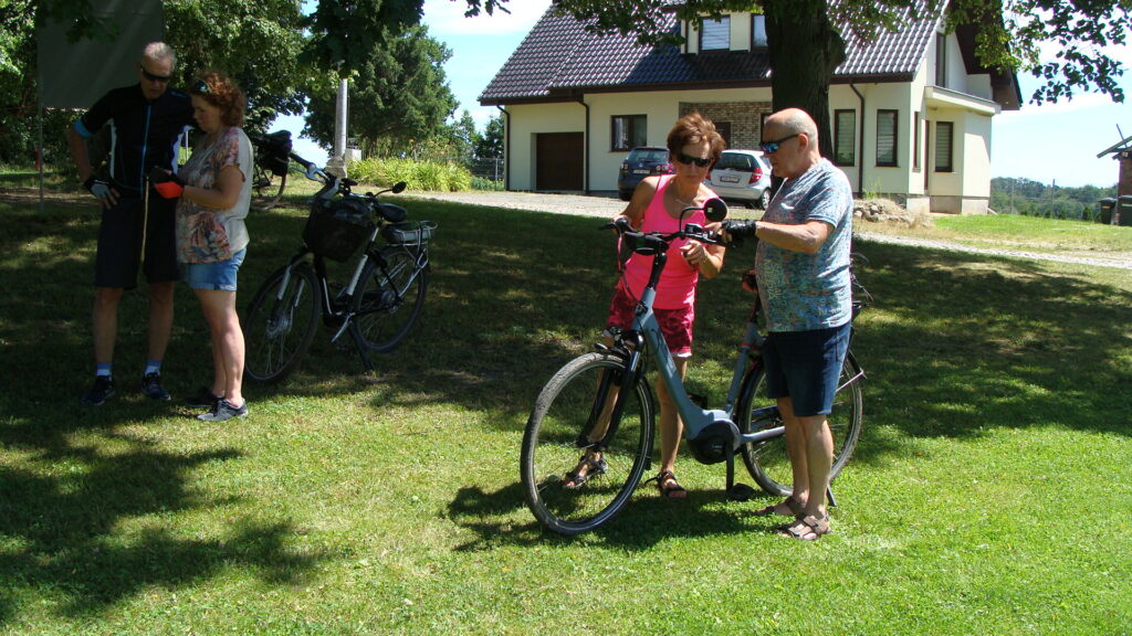 seniorzy na wycieczce rowerowej