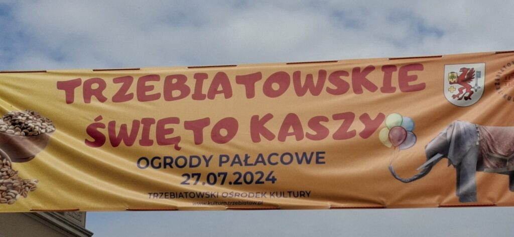 seniorzy na wycieczce autokarowej do Mrzeżyna i na Trzebiatowskie Święto Kaszy