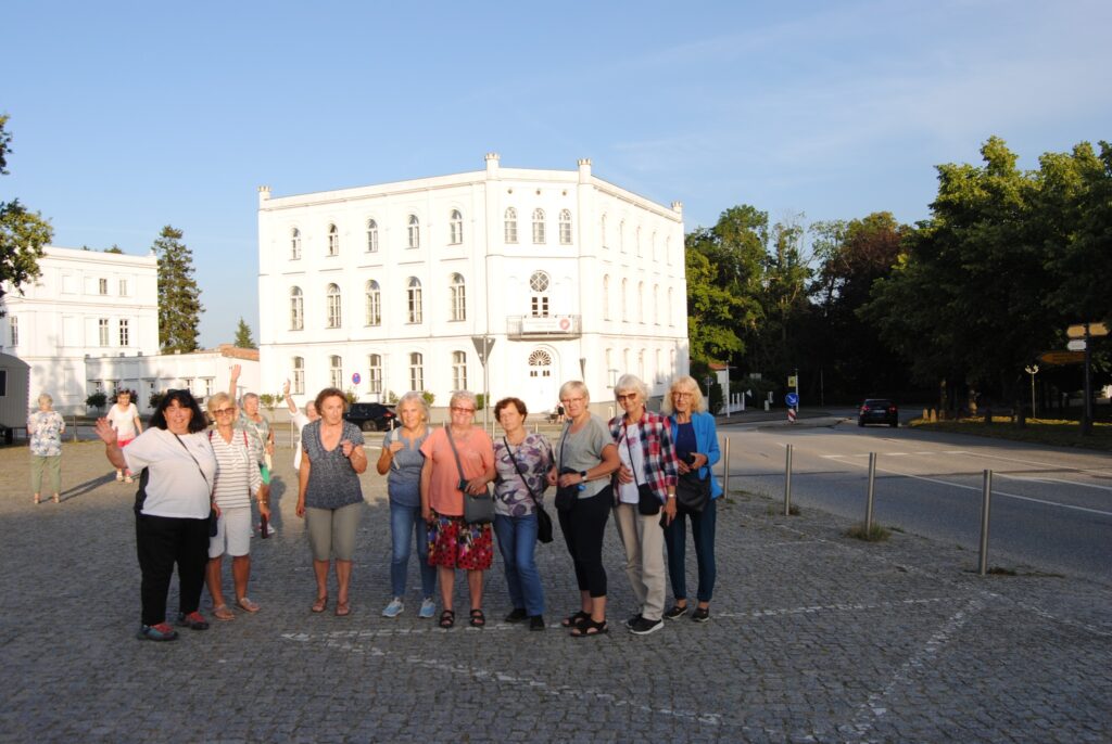 seniorzy na wycieczce autokarowej na Rugii