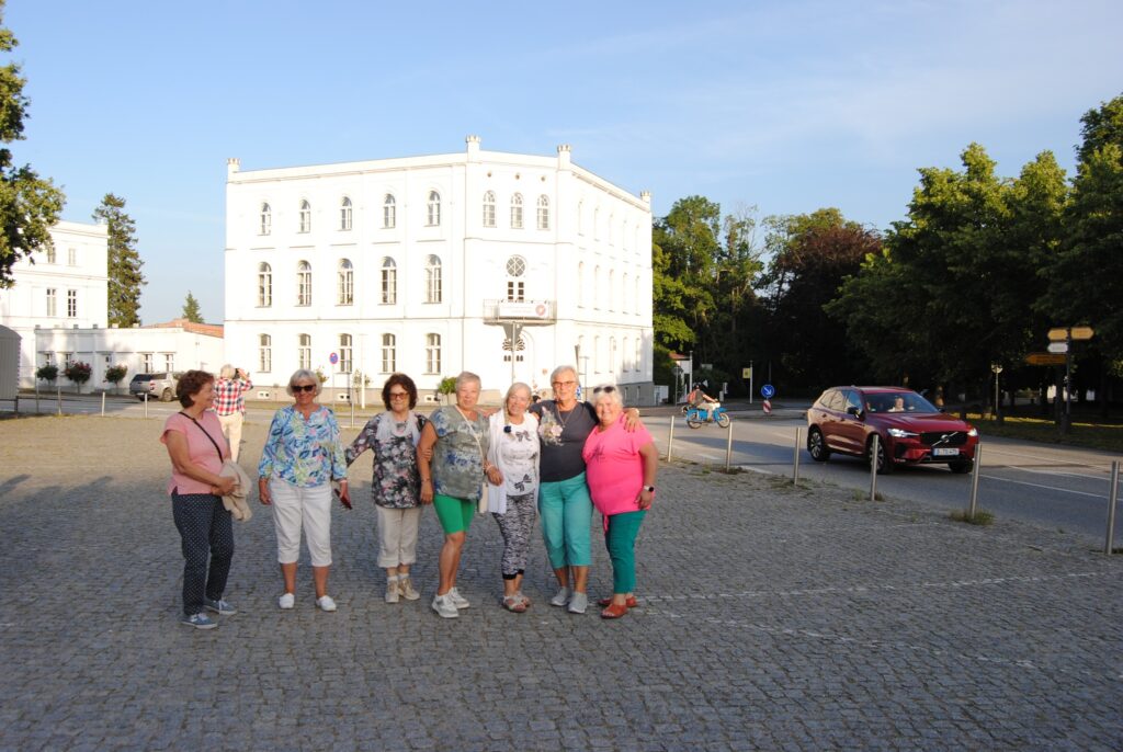 seniorzy na wycieczce autokarowej na Rugii