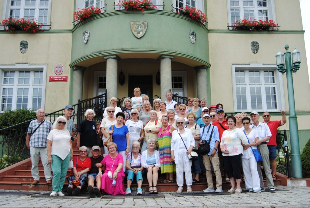 seniorzy na wycieczce na Święto Leszcza w Nowym Warpnie