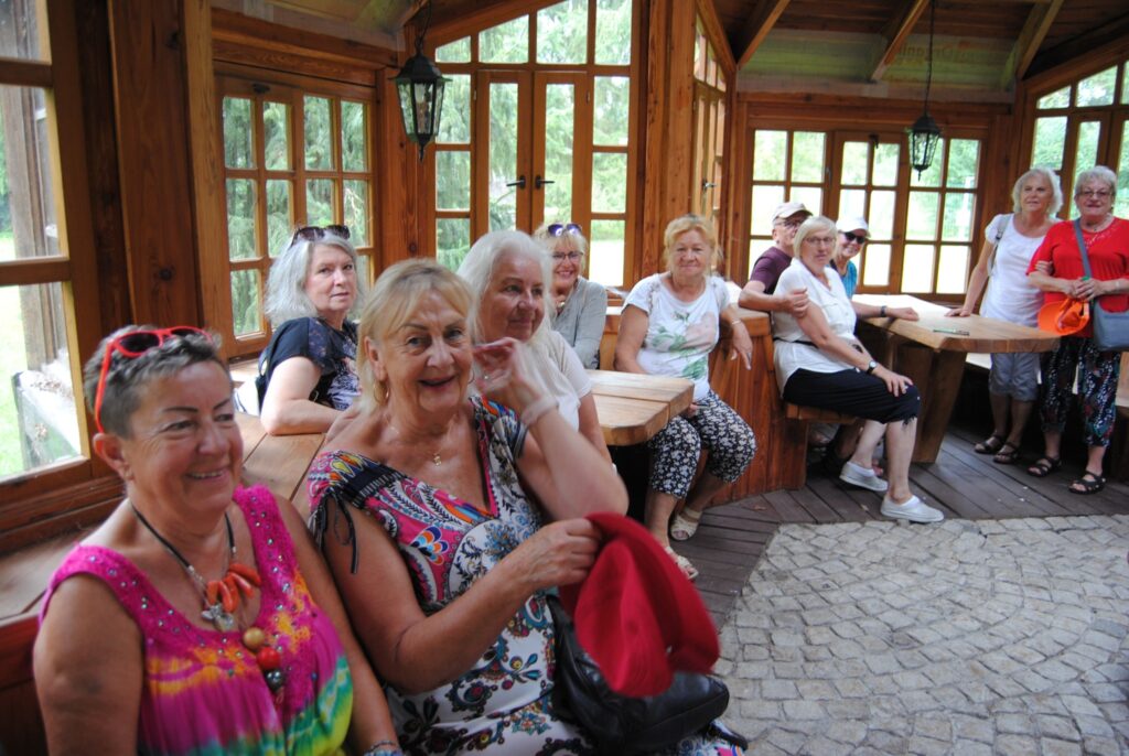 seniorzy na wycieczce na Święto Leszcza w Nowym Warpnie