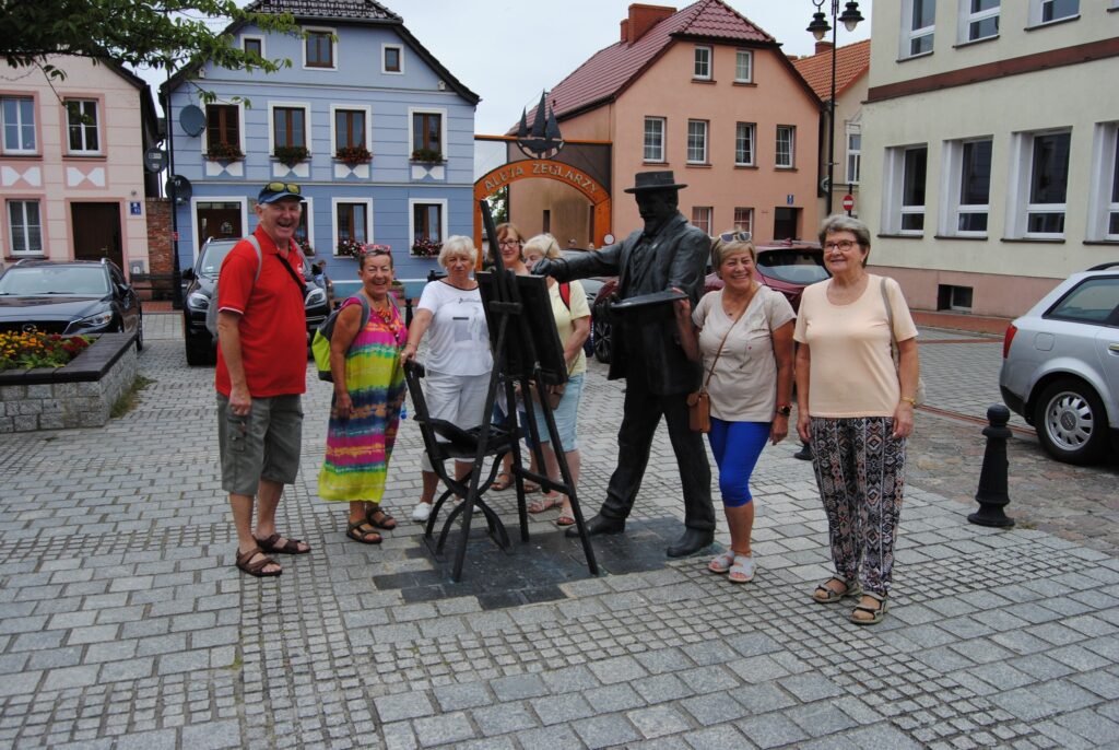 seniorzy na wycieczce na Święto Leszcza w Nowym Warpnie