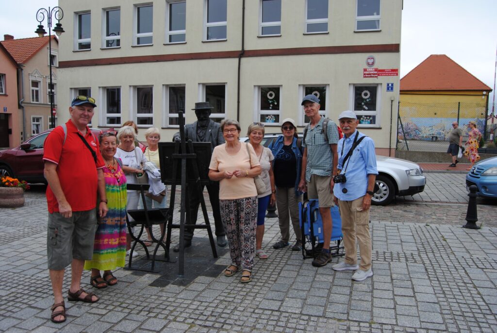 seniorzy na wycieczce na Święto Leszcza w Nowym Warpnie