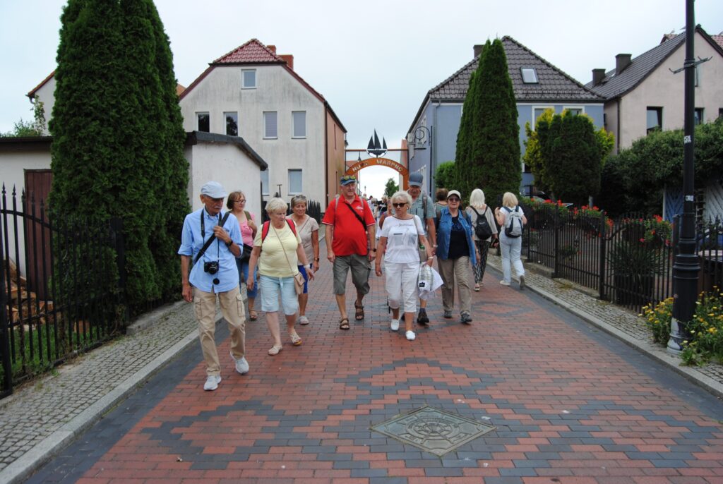 seniorzy na wycieczce na Święto Leszcza w Nowym Warpnie