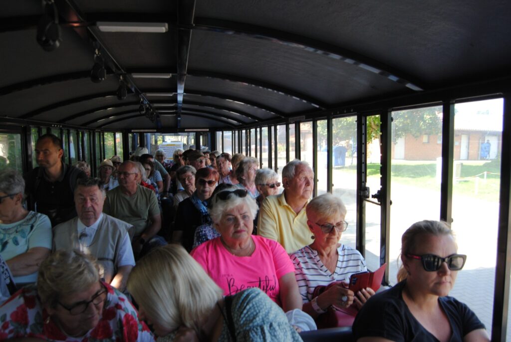 seniorzy na wycieczce autokarowej na Rugii