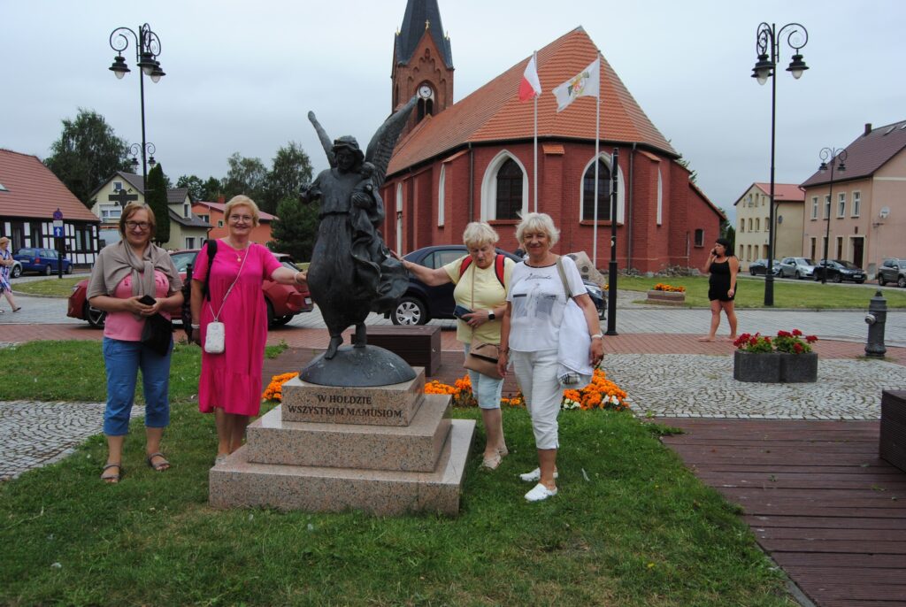 seniorzy na wycieczce na Święto Leszcza w Nowym Warpnie