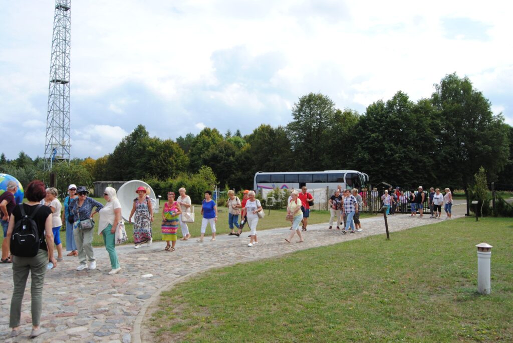 seniorzy na wycieczce na Święto Leszcza w Nowym Warpnie