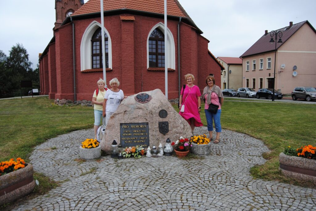 seniorzy na wycieczce na Święto Leszcza w Nowym Warpnie