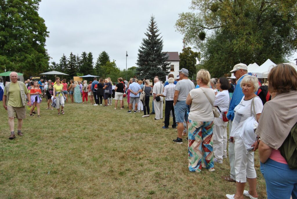 seniorzy na wycieczce na Święto Leszcza w Nowym Warpnie