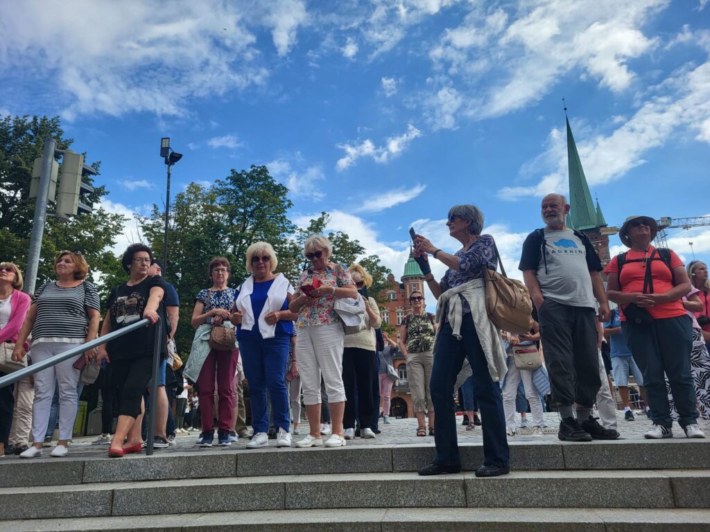 seniorzy na wycieczce autokarowej do Lubeki