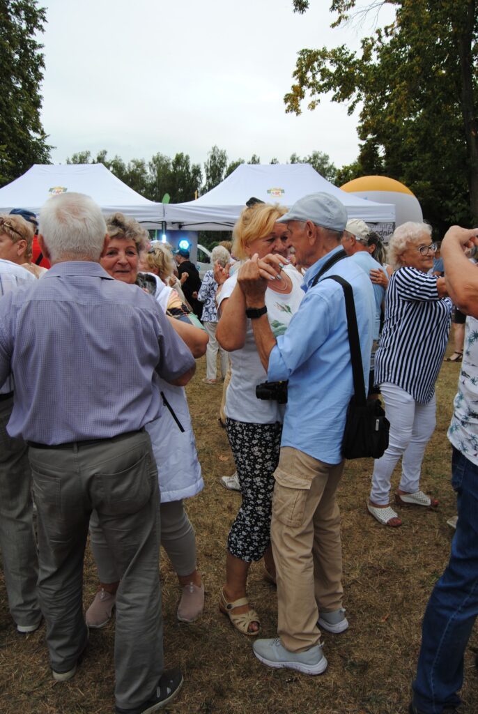 seniorzy na wycieczce na Święto Leszcza w Nowym Warpnie