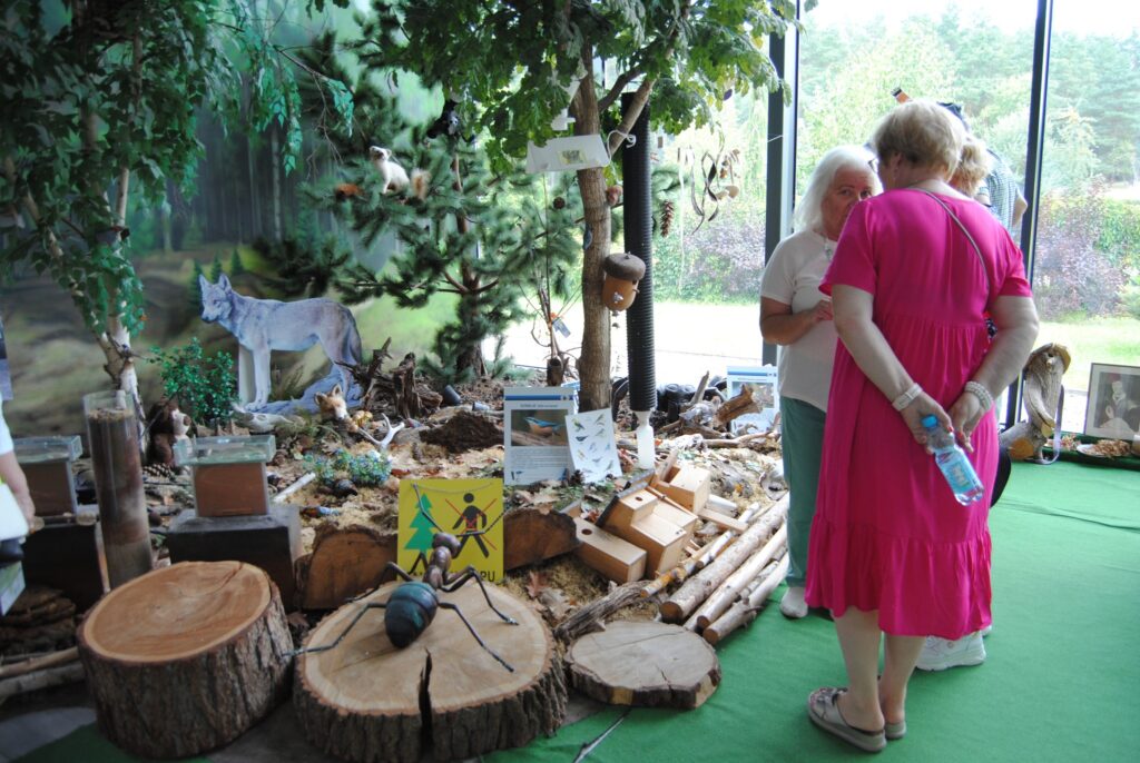 seniorzy na wycieczce na Święto Leszcza w Nowym Warpnie