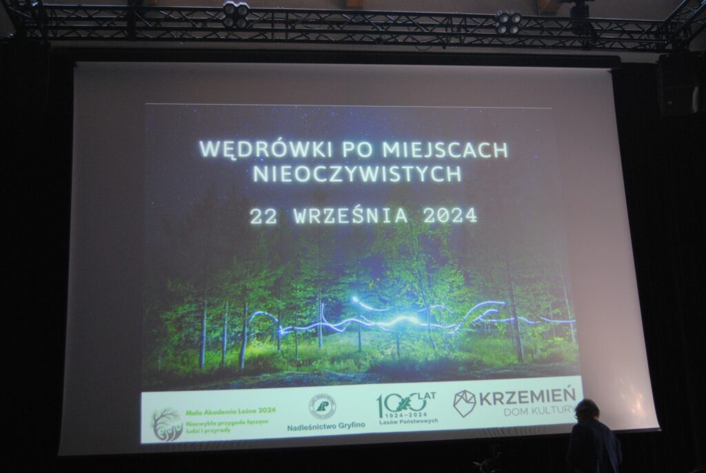 seniorzy na prelekcji w DK Krzemień  zorganizowanej przez Nadleśnictwo Gryfino