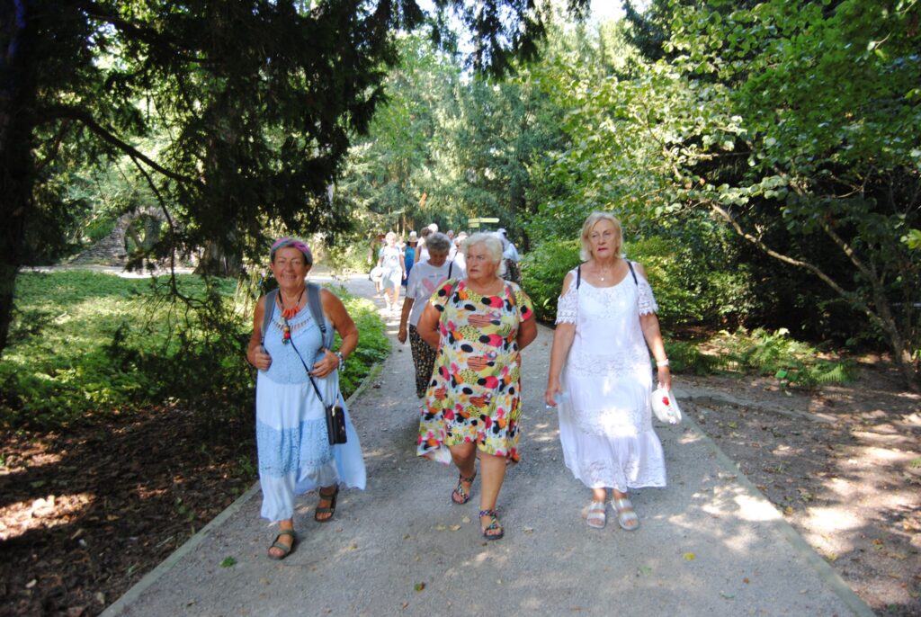 seniorzy na Wojewódzkich Dożynkach w Przelewicach