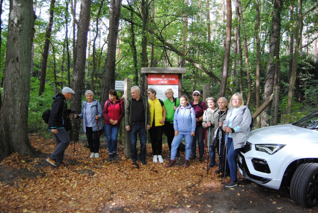 seniorzy na rajdzie w Puszczy Bukowej