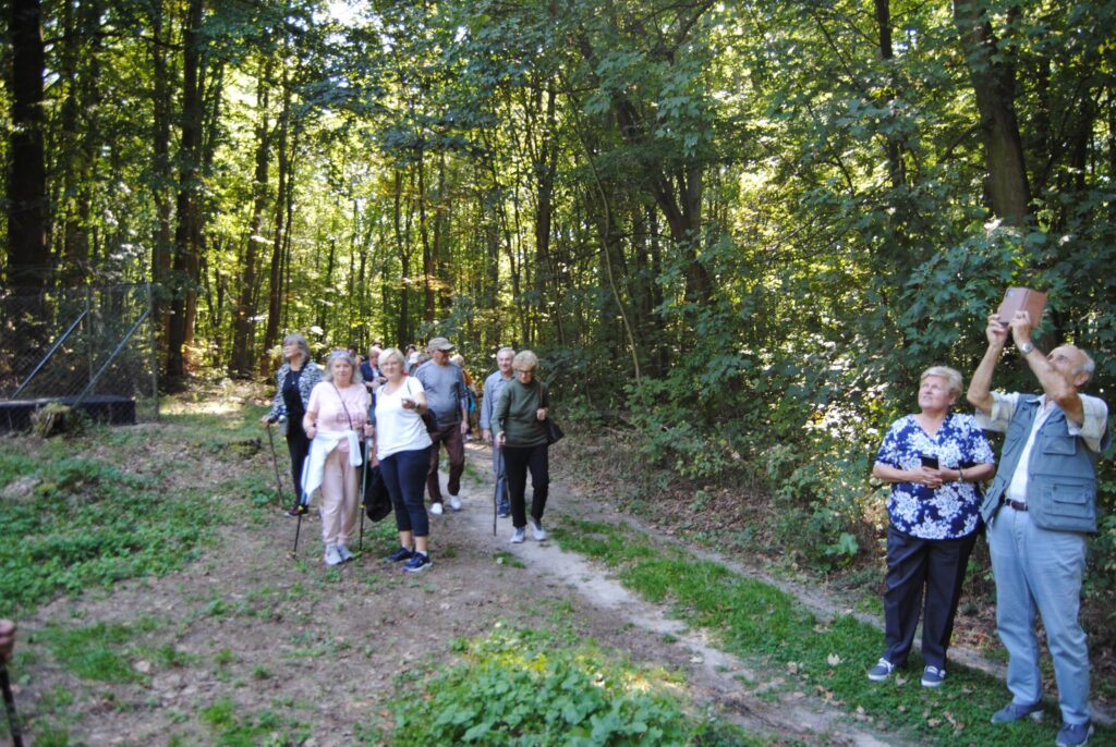 seniorzy na wycieczce zorganizowanej przez Nadleśnictwo Gryfino